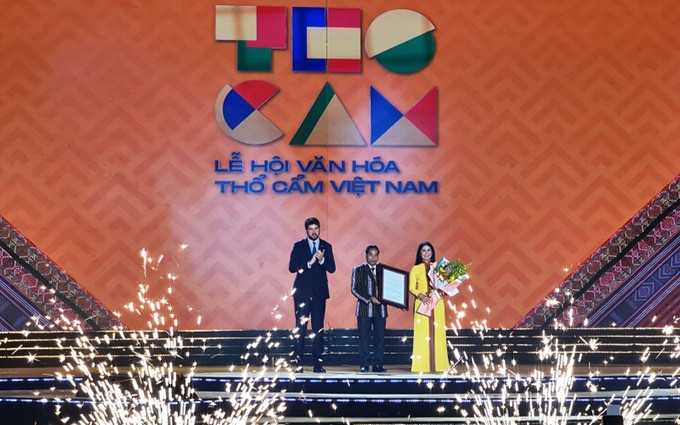 Michael Croft, jefe representante de la Unesco en Vietnam, otorga el título de Geoparque Global a Dak Nong. (Fotografía: nhandan.com.vn)