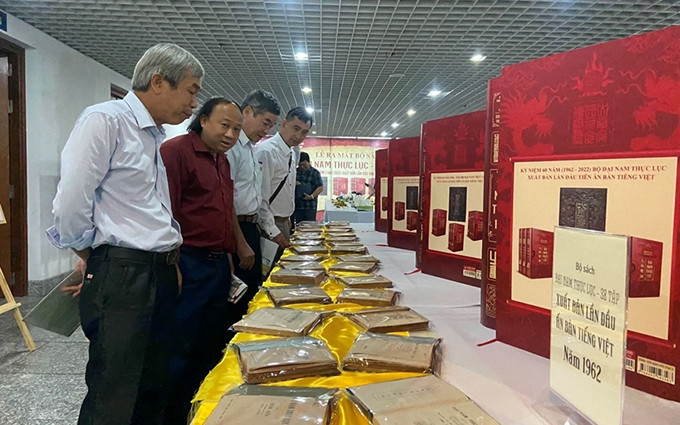 Delegados visitan el área de exhibición de los libros. (Fotografía: quandoinhandan.vn) 