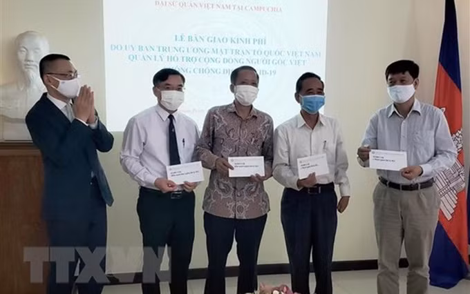 El embajador de Vietnam en Camboya, Vu Quang Minh, (a la izquierda), entrega donación a representantes de las misiones diplomáticas representativas y la Asociación Khmer-Vietnamita (Fuente: VNA)