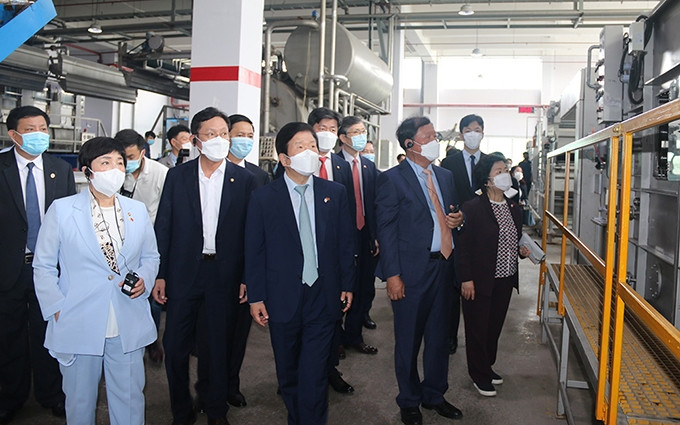 La delegación de la Asamblea Nacional de Corea del Sur visita la compañía Samil Vina.