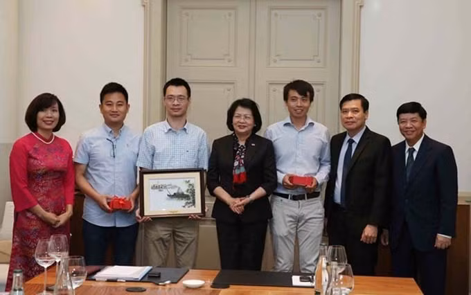 La vicepresidenta vietnamita, Dang Thi Ngoc Thinh (C), sostiene reunión con intelectuales compatriotas en Suiza (Fotografía: VNA)