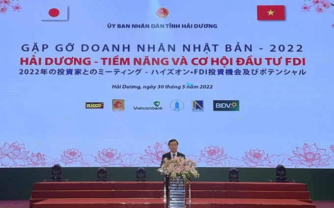 Pham Xuan Thang, secretario del Comité del Partido de la provincia de Hai Duong, da la bienvenida a organizaciones e inversores japoneses.