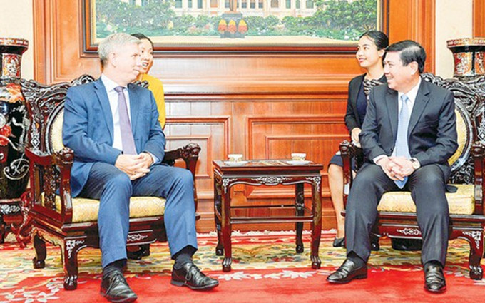 El presidente del Comité Popular de Ciudad Ho Chi Minh, Nguyen Thanh Phong, y el Cónsul General del Reino Unido aquí, Ian Gibbons. (Fotografía: sggp.org.vn)