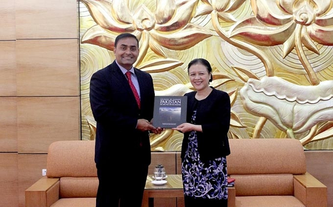 La presidenta de la VUFO, Nguyen Phuong Nga, recibe al encargado de negocios acreditado temporalmente de Pakistán en Vietnam, Qamar Abbas Khokhar.