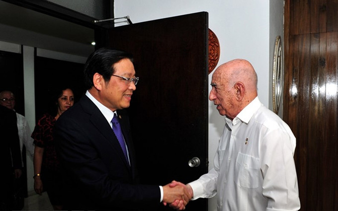 El jefe de la Comisión de Asuntos Internos del Partido Comunista de Vietnam, Phan Dinh Trac (I) y el segundo secretario del Comité Central del Partido Comunista de Cuba, José Ramón Machado Ventura. (Fotografía: VNA)