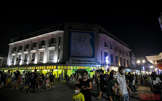 Luces apagadas en la intersección de Trang Tien–Dinh Tien Hoang para responder a la Hora del Planeta 2022. (Fotografía: Nhan Dan)