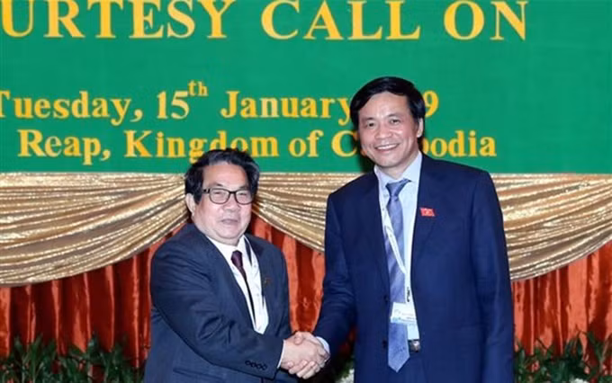 El secretario general y jefe de la Oficina de la Asamblea Nacional de Vietnam, Nguyen Hanh Phuc, y el secretario general de la Asamblea Nacional de Camboya, Leng Peng Long. (Fotografía: VNA)