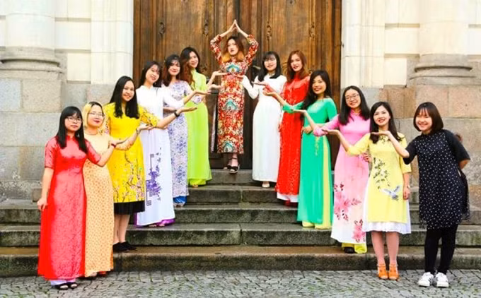 Estudiantes vietnamitas en Rennes se visten de ‘Ao dai’. (Fotografía: SVREN)