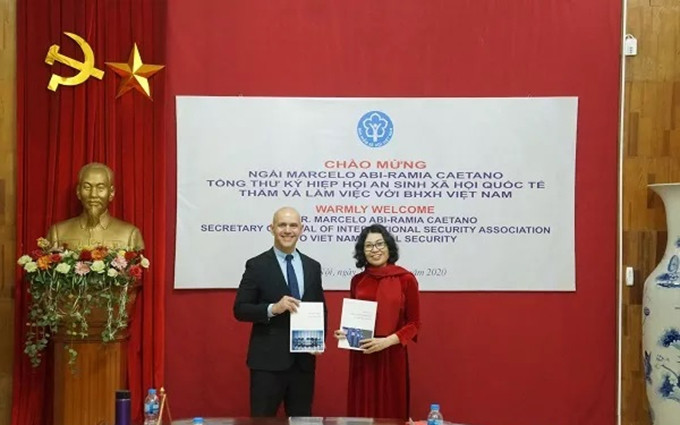 La viceministra-directora general del Seguro Social de Vietnam, Nguyen Thi Minh, y el secretario general de la ISSA, Marcelo Abi-Ramia Caetano. (Fotografía: tapchibaohiemxahoi.gov.vn)