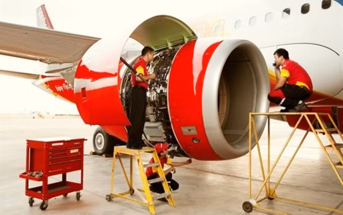  Los ingenieros revisan un avión de Vietjet (Foto: Vietjet)