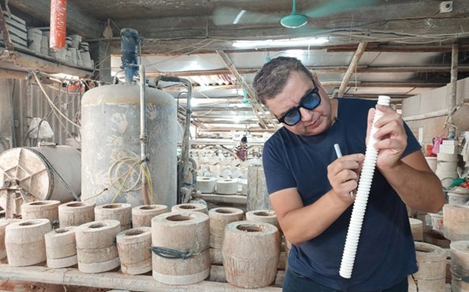 El artista contemporáneo mexicano Roberto Arcaute. (Fotografía: VNA) 