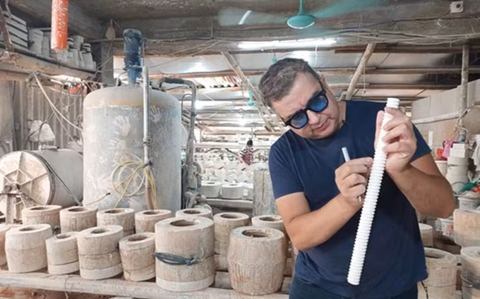 El artista contemporáneo mexicano Roberto Arcaute. (Fotografía: VNA) 