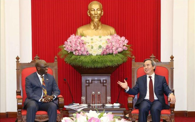 El jefe de la Comisión Económica del Comité Central del Partido Comunista de Vietnam, Nguyen Van Binh, recibe al director nacional del Banco Mundial, Ousmane Dione. (Fotografía: VNA)