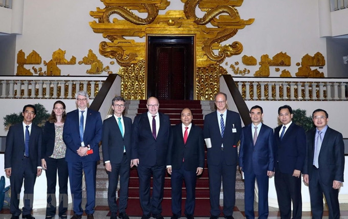 El primer ministro de Vietnam, Nguyen Xuan Phuc, recibe al ministro federal de Economía y Energía de Alemania, Peter Altmaier. (Fotografía: VNA)