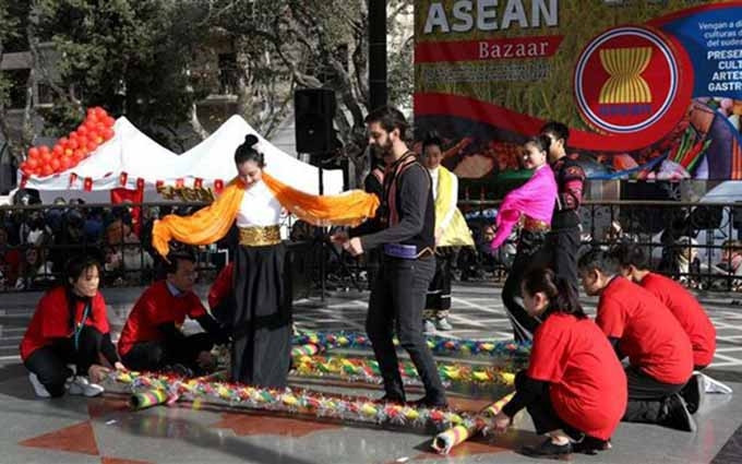 La danza folclórica Nhay Sap de Vietnam en la feria. (Fotografía: VNA)