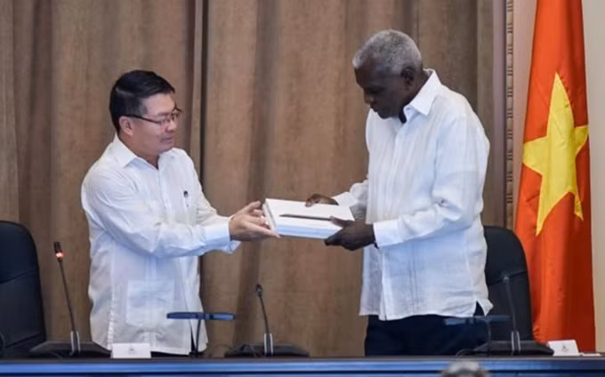 El embajador de Vietnam en Cuba, Le Thanh Tung (I) y el miembro del Buró Político del Partido Comunista de Cuba, presidente de la ANPP y del Consejo de Estado, Esteban Lazo Hernández. (Fotografía: granma.cu)
