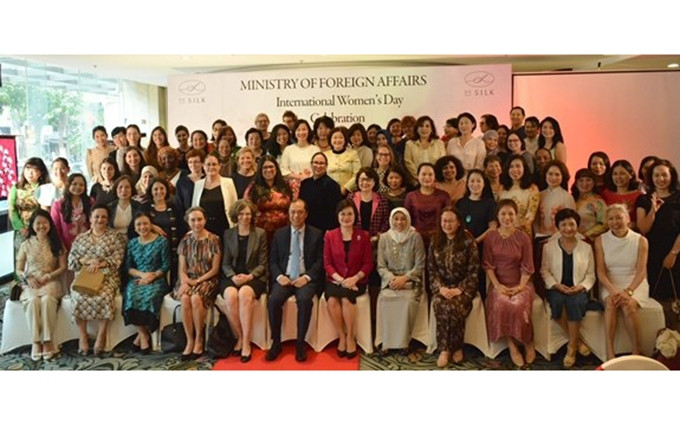 Los participantes en el encuentro posan para una foto (Fotografía: VNA)