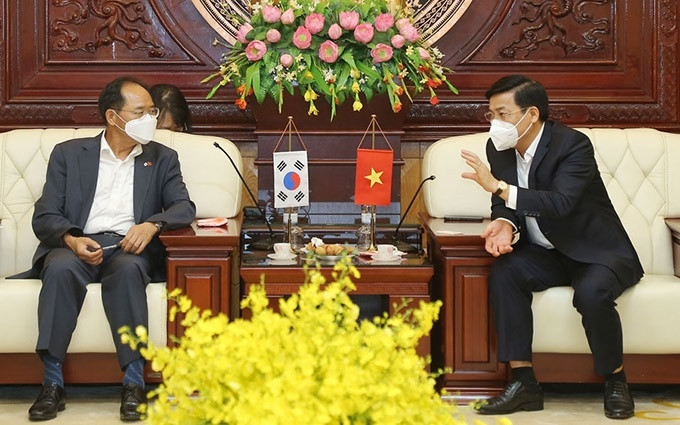 El miembro del Comité Central del PCV, secretario del Comité partidista y presidente del Consejo Popular de Bac Giang, Duong Van Thai recibe al embajador surcoreano Park Noh-wan. (Fotografía: baobacgiang.com.vn)
