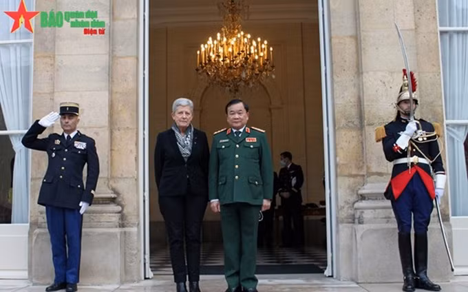 El viceministro de Defensa vietnamita, coronel general Hoang Xuan Chien, y la Secretaria de Estado para el Ministerio francés de los Ejércitos, Geneviève Darrieussecq. (Fotografía: qdnd.vn)