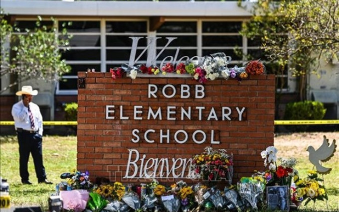 Colocación de flores en memoria de las víctimas del tiroteo en la escuela primaria Robb en el estado de Texas de EE.UU. (Foto: AFP/VNA)
