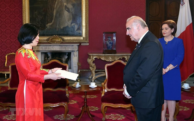 La embajadora vietnamita en Italia, concurrente en Malta, Nguyen Thi Bich Hue, presenta cartas credenciales al presidente maltés, George Vella (Fotografía: Palacio Presidencial de Malta).