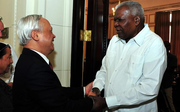 El vicepresidente de la Asamblea Nacional de Vietnam Uong Chu Luu y el máximo jefe legislativo cubano Esteban Lazo Hernández. (Fotografía: VNA) 