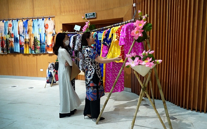 En la exposición. (Fotografía: baoquangninh.com.vn)