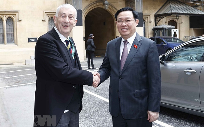 El presidente de la Cámara de los Comunes británica, Lindsay Hoyle recibe al titular legislativo de Vietnam, Vuong Dinh Hue. (Fotografía: VNA)