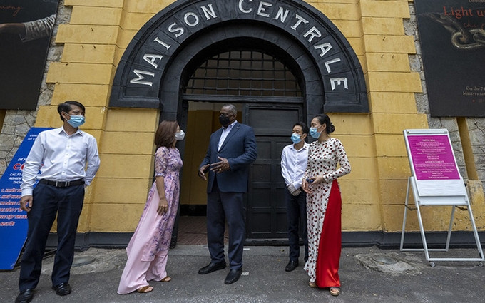 La Reliquia Prisión de Hoa Lo fue uno de los primeros lugares que visitó en Hanói el titular estadounidense de Defensa.
