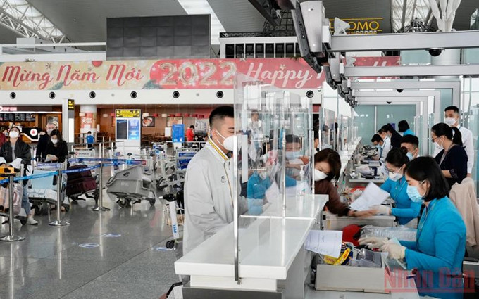 Pasajeros en el aeropuerto internacional Noi Bai, en Hanói.