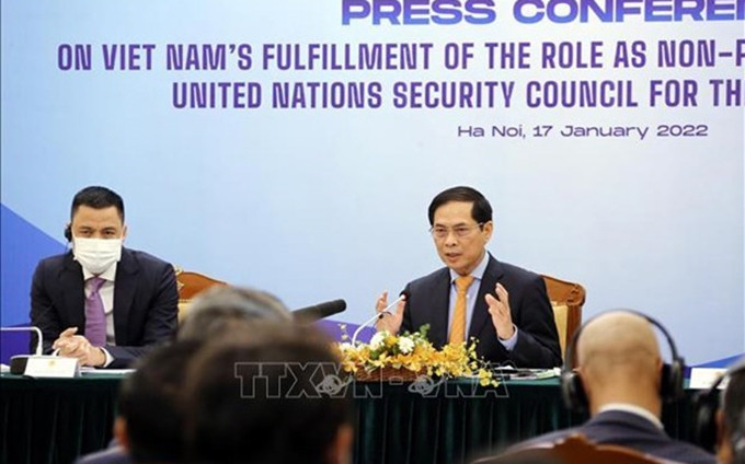 El canciller vietnamita Bui Thanh Son en la conferencia de prensa en Hanói. (Fotografía: VNA)