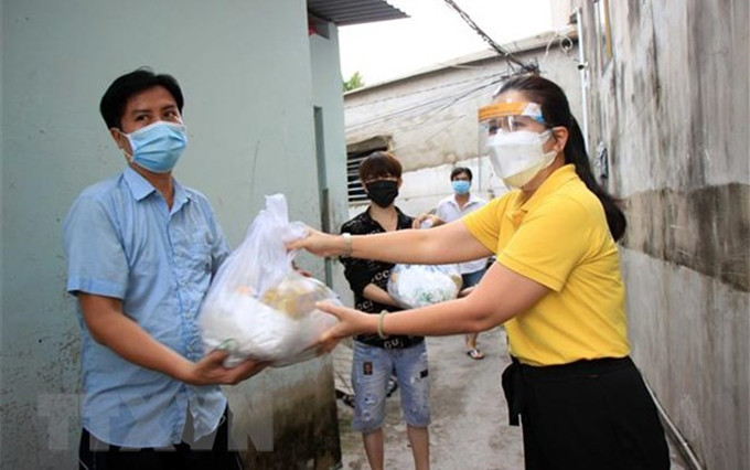 Entregan obsequios a trabajadores pobres y en situaciones difíciles debido al impacto del Covid-19 en el barrio de Hiep Thanh, Distrito 12, en Ciudad Ho Chi Minh. (Fotografía: VNA)