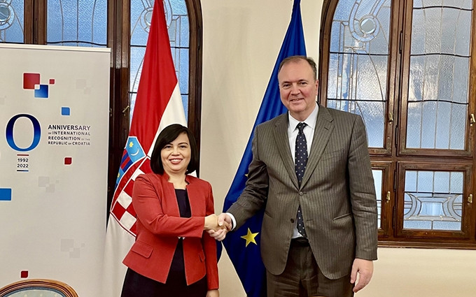 La embajadora de Vietnam en Hungría concurrente en Croacia, Nguyen Thi Bich Thao, y el secretario de Estado del Ministerio de Asuntos Exteriores y Europea, Frano Matušić (Foto: VOV)
