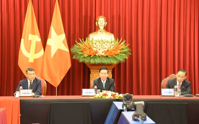El miembro del Buró Político y permanente del Secretariado del Partido Comunista de Vietnam, Vo Van Thuong (centro), interviene en la cita (Fotografía: VOV)
