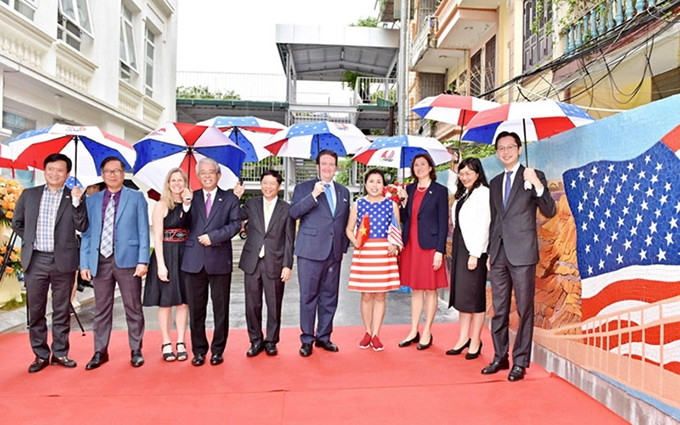 El embajador de EE.UU. en Vietnam, Marc Evans Knapper, y diplomáticos de los dos países en la ceremonia de develación del mural de mosaico cerámico "Relaciones de amistad Vietnam-Estados Unidos”.