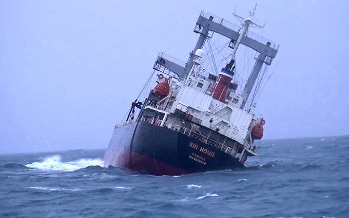 El barco de carga Xin Hong se hunde cerca de la isla de Phu Quy.