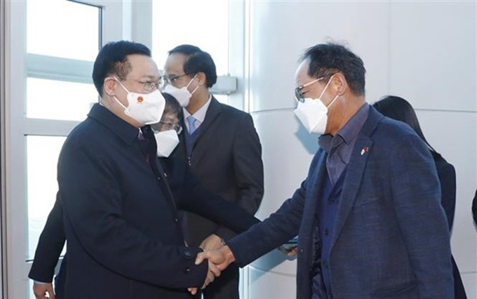 El presidente de la Asamblea Nacional de Vietnam, Vuong Dinh Hue, arriba al aeropuerto internacional de Incheon, en Seúl. (Fotografía: VNA)