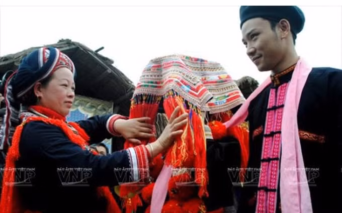 Ceremonia de boda de la etnia Dao rojo en Vietnam (Fotografía: VNA)