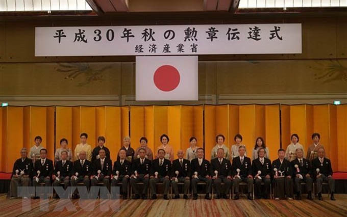El Presidente de la Asociación de Vietnamitas en Japón, Tran Ngoc Phuc, (el cuarto a la derecha), en la ceremonia de recepción de la Orden del Sol Naciente (Fuente: VNA)