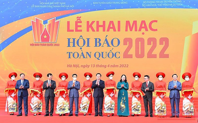 Delegados cortan la cinta de inauguración del Festival Nacional de la Prensa de Vietnam 2022. (Fotografía: Nhan Dan)
