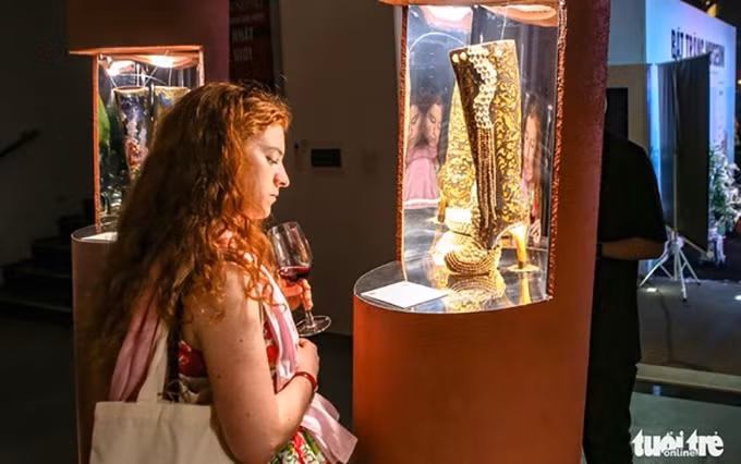 Visitante en la exposición (Fotografía: tuoitre.vn)