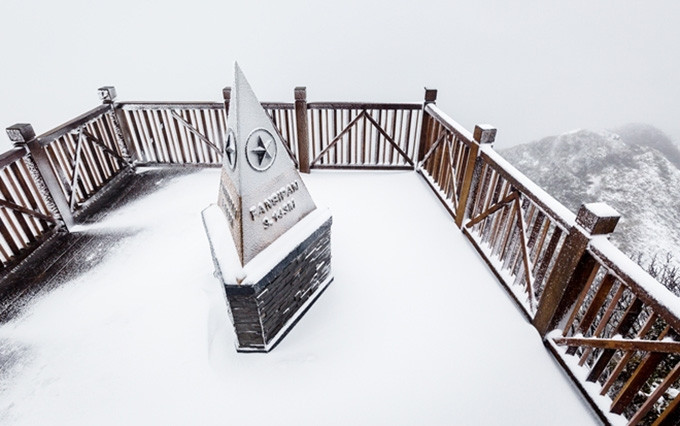 Fantasía de la cima del Fansipan en el segundo día de nevadas.