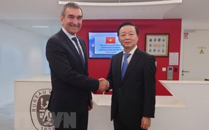 El ministro de Recursos Naturales y Medio Ambiente de Vietnam, Tran Hong Ha y el vicepresidente del Grupo Bureau Veritas, Marc Boissonnet. (Fotografía: VNA)