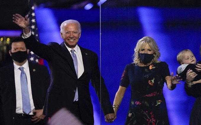 Joe Biden y su esposa saludan durante la celebración de la victoria, en Wilmington, Delaware (EE.UU.), el 7 de noviembre. . (Fotografía: AP) 