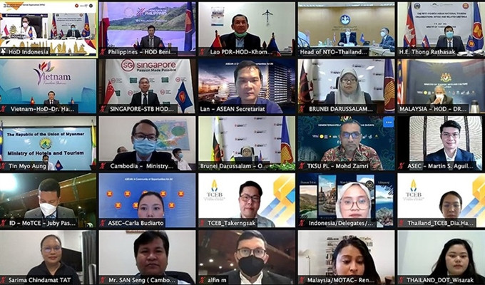 Asistentes a la reunión. (Fotografía: baovanhoa.vn)
