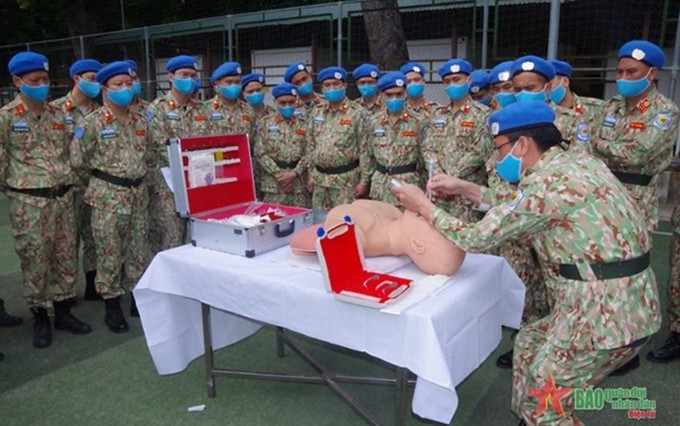 Miembros del cuarto hospital de campaña de segundo nivel en una sesión de entrenamiento. (Fotografía: qdnd.vn)