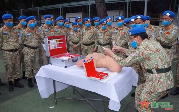 Miembros del cuarto hospital de campaña de segundo nivel en una sesión de entrenamiento. (Fotografía: qdnd.vn)