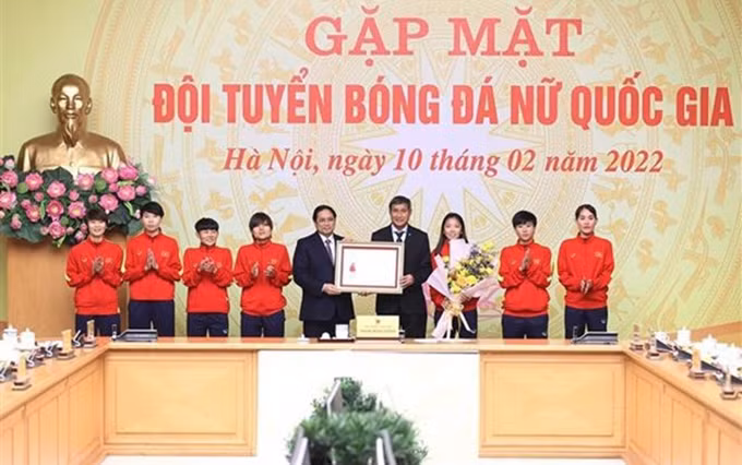 El primer ministro de Vietnam, Pham Minh Chinh, entrega la Orden de Trabajo de primera clase a la selección nacional de fútbol femenino. (Fotografía: VNA)