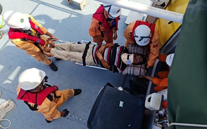La fuerza de rescate traslada a pescador accidentado en alta mar. (Fotografía: VNA)