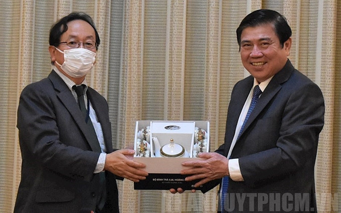El presidente del Comité Popular de Ciudad Ho Chi Minh, Nguyen Thanh Phong y el representante en jefe de la Oficina de la Agencia Japonesa de Cooperación Internacional (JICA) en Vietnam, Tetsuo Konaka. (Fotografía: hcmcpv.org.vn)